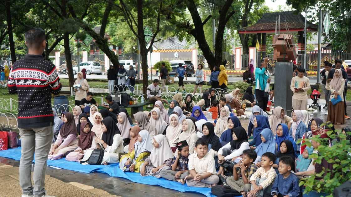 kegiatan Nongki Bedah Buku di Taman Kota Metro