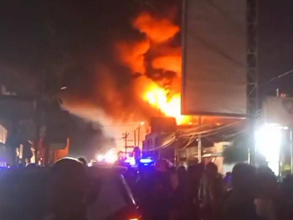 Kebakaran di Rita Pasaraya Cilacap Selasa (2/2/2026). (IDN Times/Cokie Sutrisno)