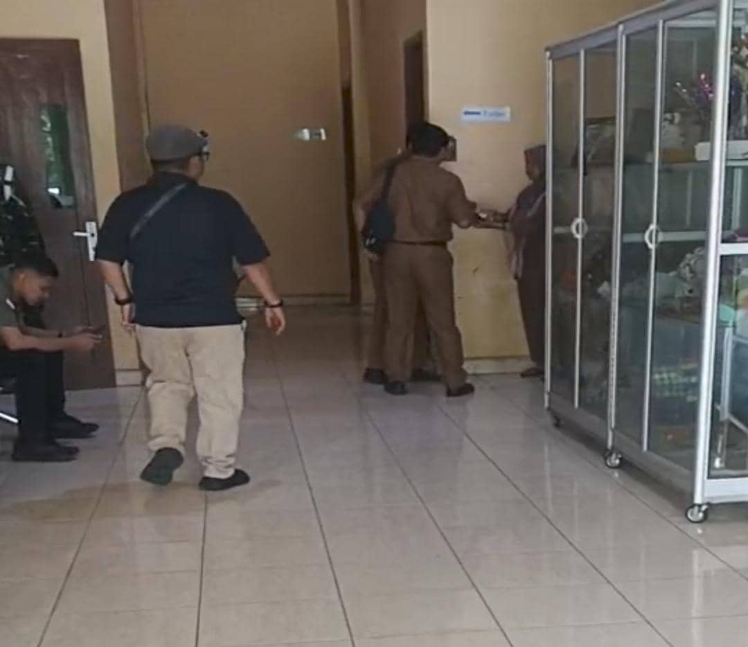 Suasana penggeledahan kantor DLH oleh Kejari Lubuk Linggau. (Dok. IDN times)