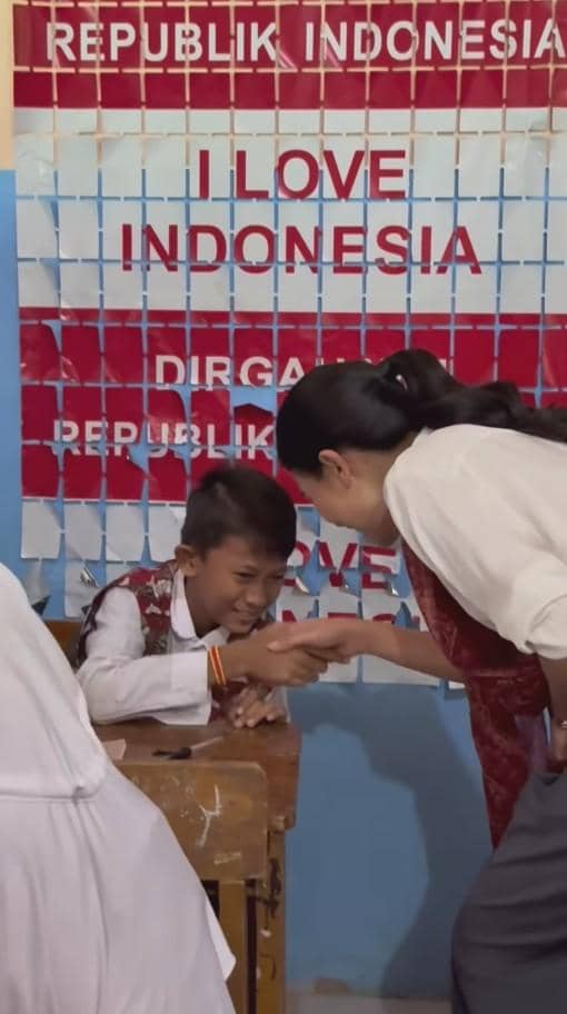 Maudy Ayunda Mengajar di SD (instagram.com/maudyayunda)