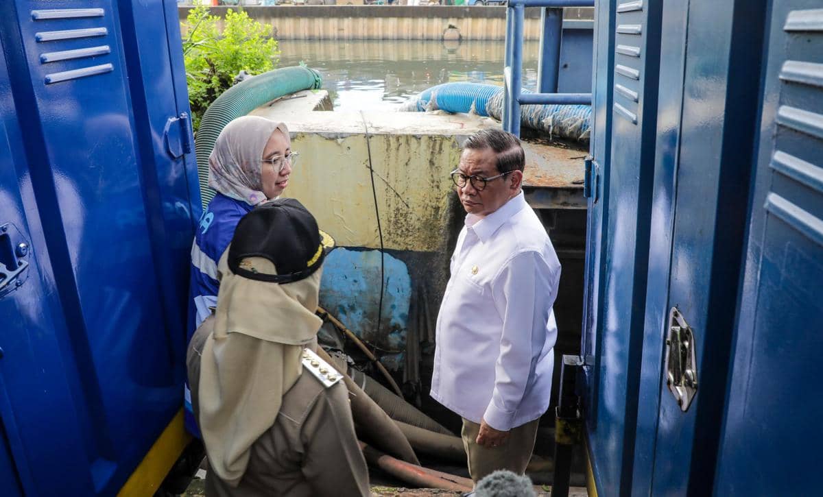 Gubernur DKI Jakarta, Pramono Anung, meninjau pembangunan sistem polder dan rumah pompa Daan Mogot di Jakarta Barat.