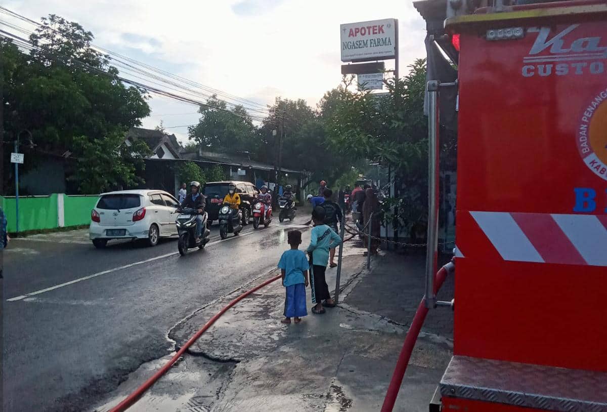 Pembersihan ceceran solar yang menyebabkan puluhan pemotor celaka. 