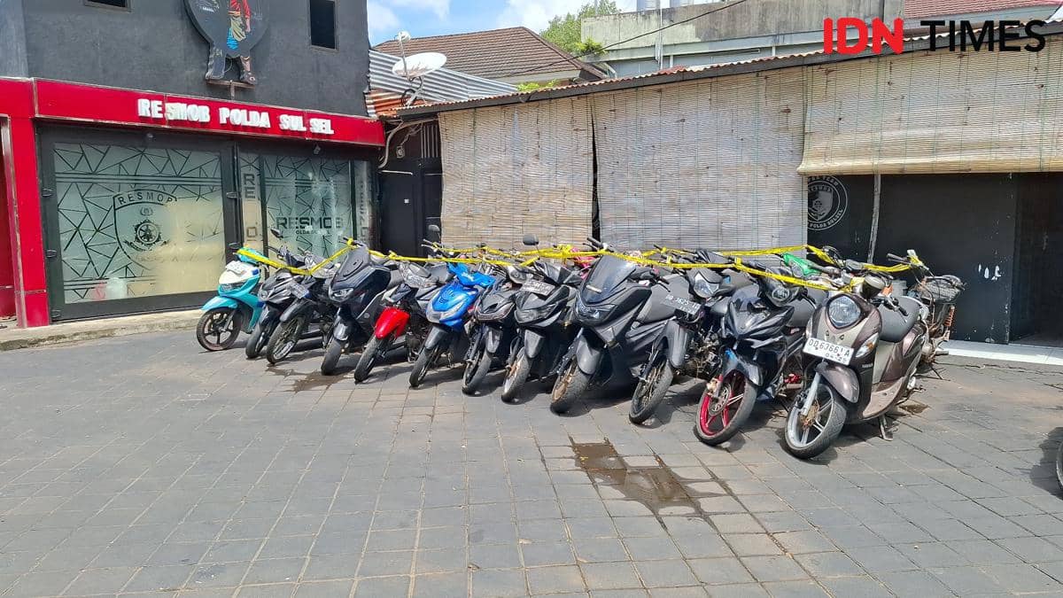 Barang bukti puluhan motor hasil curian yang berhasil diungkap Ditreskrimum Polda Sulsel diamankan di Mako Resmob Polda Sulsel Jl Letjen Hertasning, Kecamatan Rappocini Makassar, Selasa (3/2/2026). IDN Times / Darsil Yahya