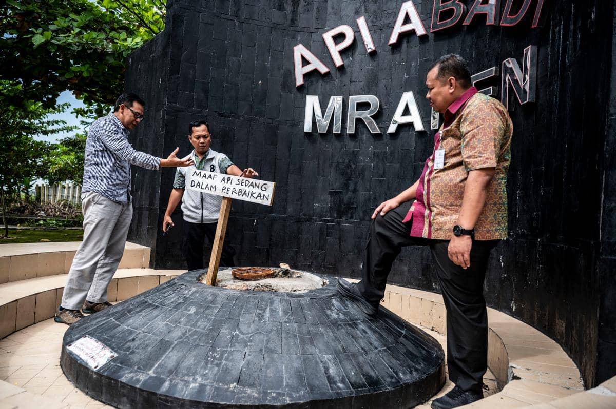 Petugas Dinas ESDM Jateng memeriksa situs Api Abadi Mrapen yang padam di Desa Manggarmas, Godong, Grobogan, Jawa Tengah, Selasa (3/2/2026). (ANTARA FOTO/Aprillio Akbar)