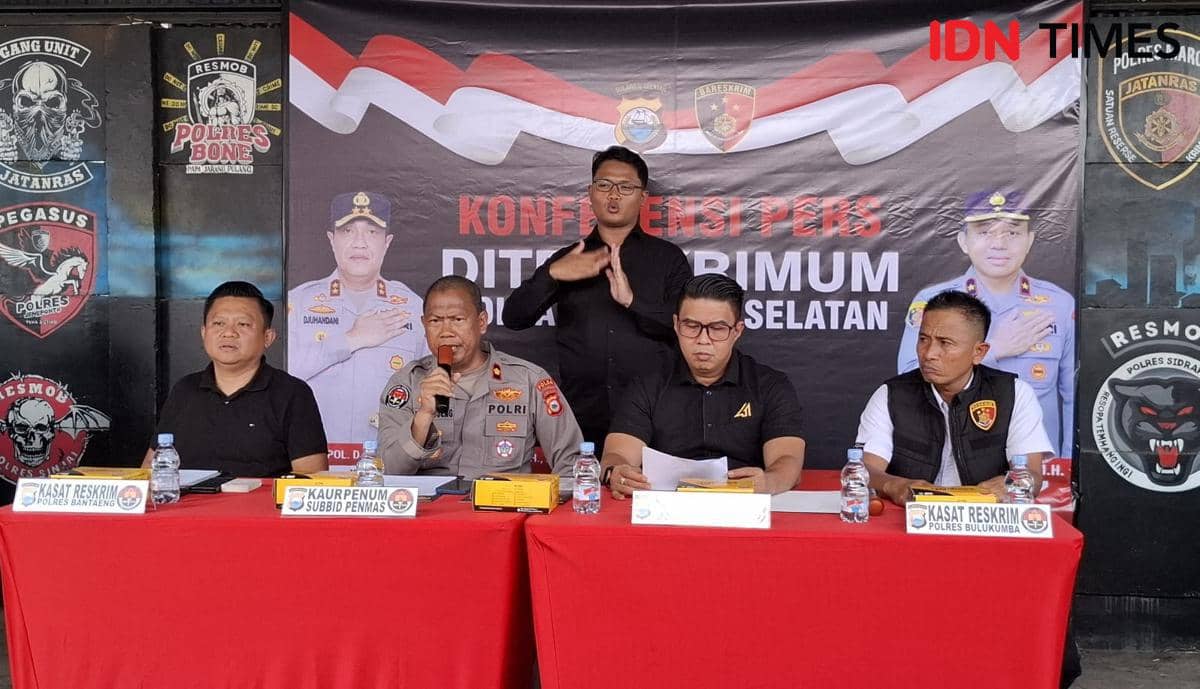 Kaur Penum Subbid Penmas Bidhumas Polda Sulsel Kompol Andi Huseng, (pegang mic) disampingi Kasubdit Jatanras Ditreskrimum Polda Sulsel Kompol Benny Pornika (kaca mata) Kasat Reskrim Pores Bantaeng Iptu Gunawan Amin (kemeja hitam) Kasat Reskrim Polres Bulukumba Iptu Muhammad Ali (pakai rompi) saat rilis kasus curanmor, Selasa (3/2/2026) IDN Times / Darsil Yahya