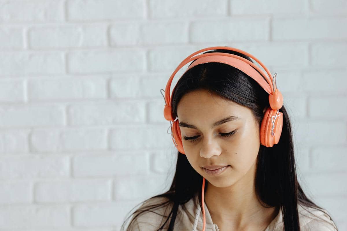 Anak Sering Pakai Earphone, Orang Tua Perlu Tahu Ini