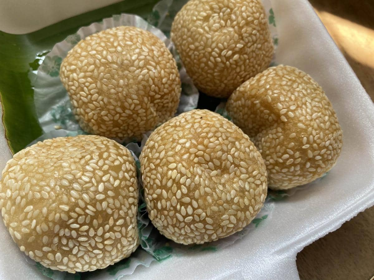 ilustrasi onde-onde isi ayam suwir pedas