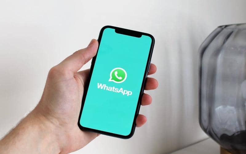 ilustrasi logo aplikasi WhatsApp di smartphone