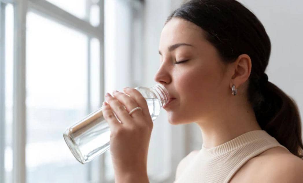 minum air putih (freepik.com/freepik)
