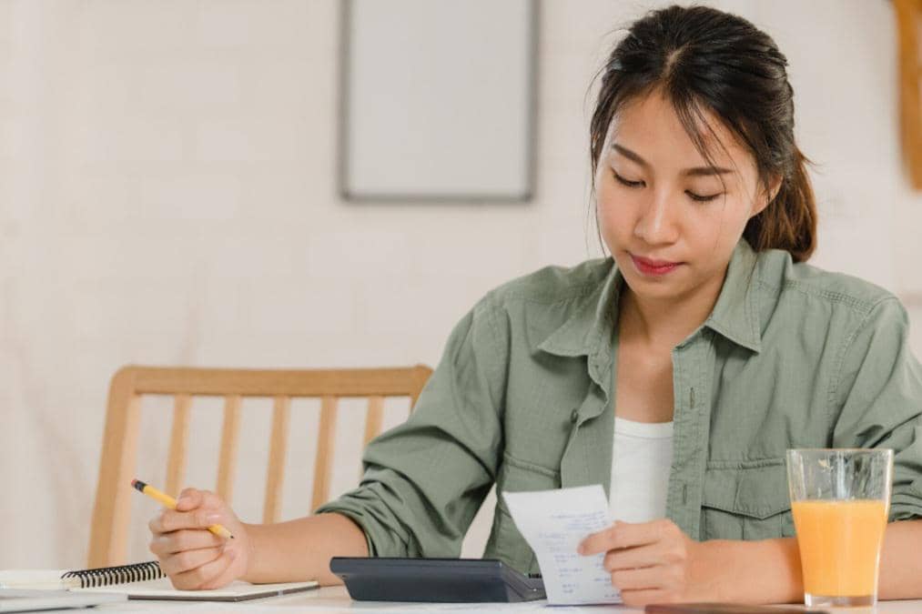 ilustrasi mencatat transaksi