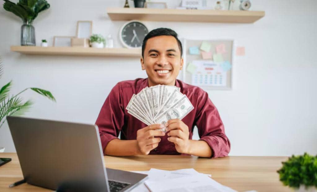 ilustrasi pria pegang uang