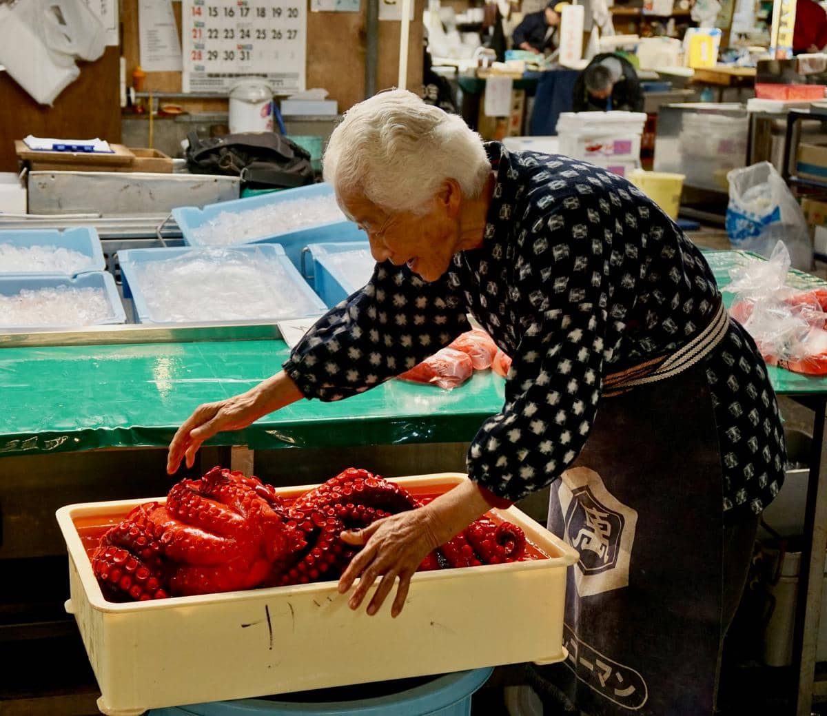 Foto nenek sedang bekerja 