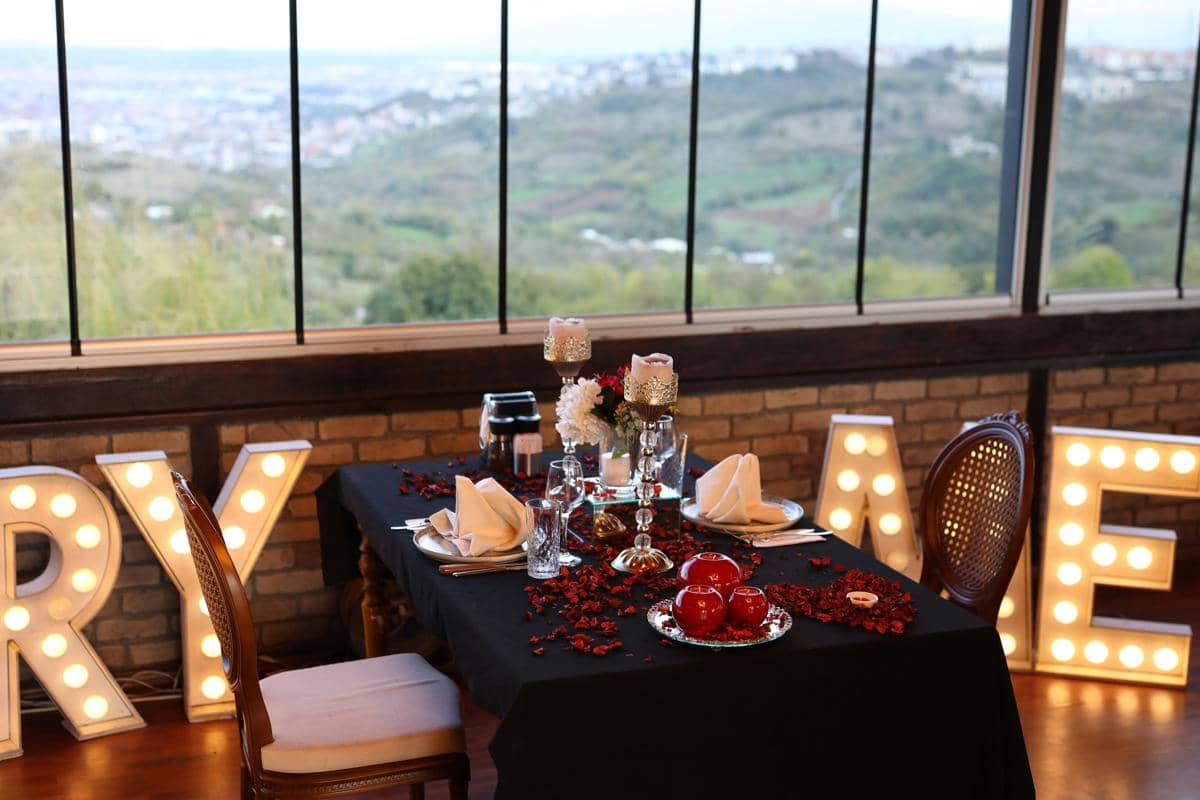 ilustrasi dinner romantis 