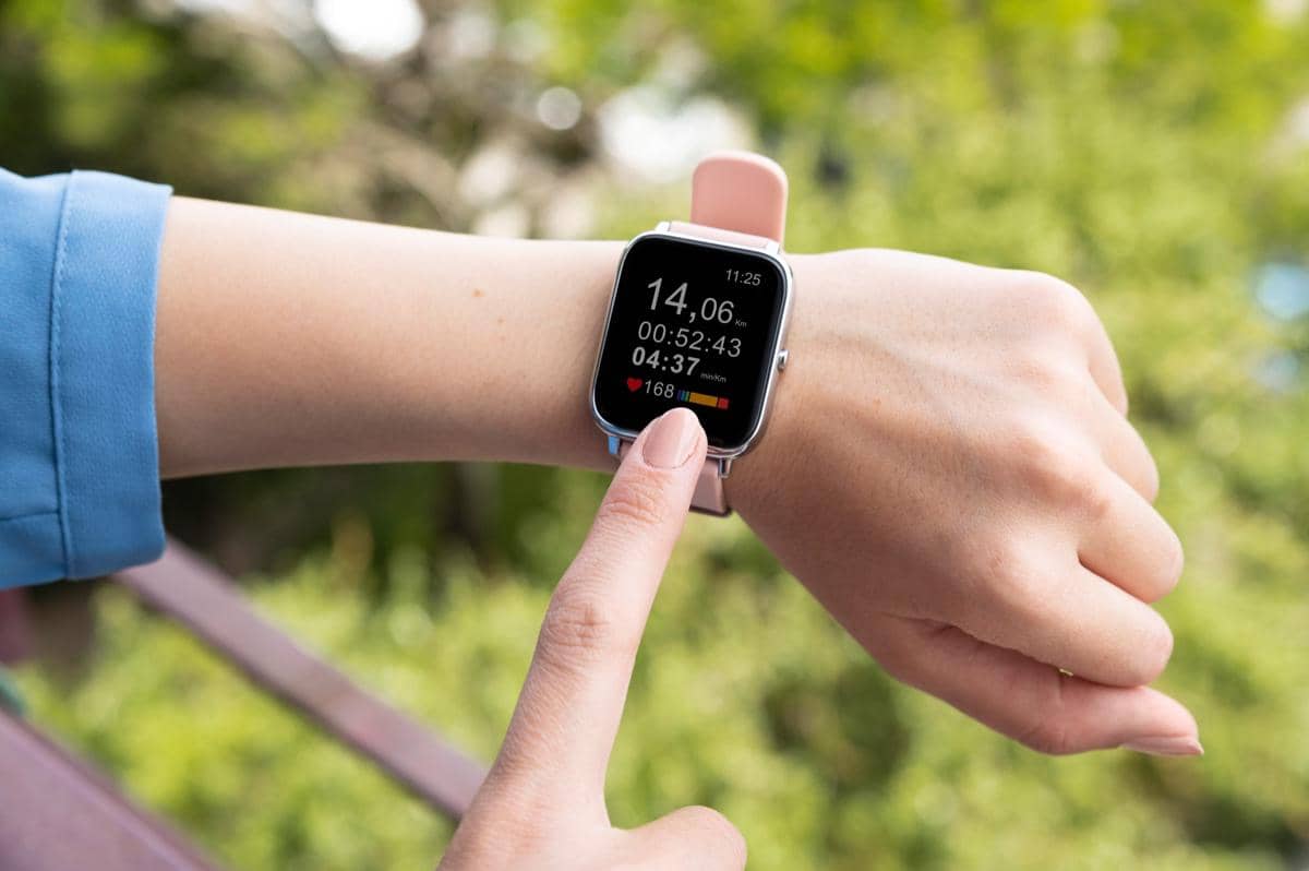 ilustrasi menggunakan Apple Watch