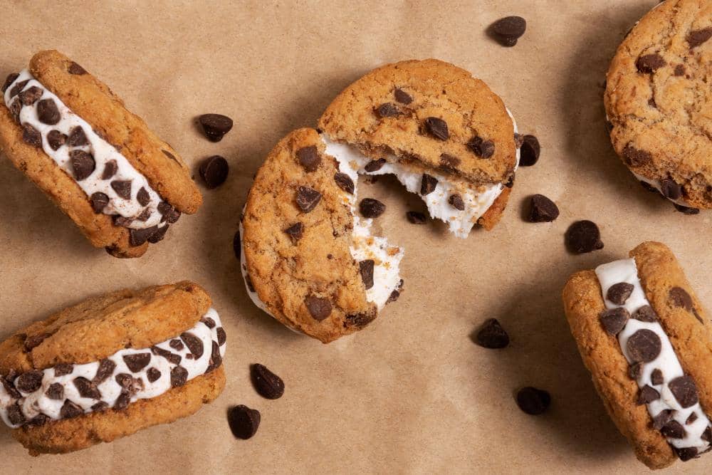 Ilustrasi chocolate chips sandwich cookies 