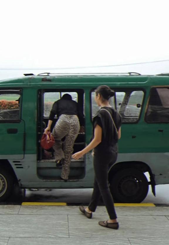 Nikita Willy Naik Angkot di Bandung (instagram.com/nikitawillyofficial94)