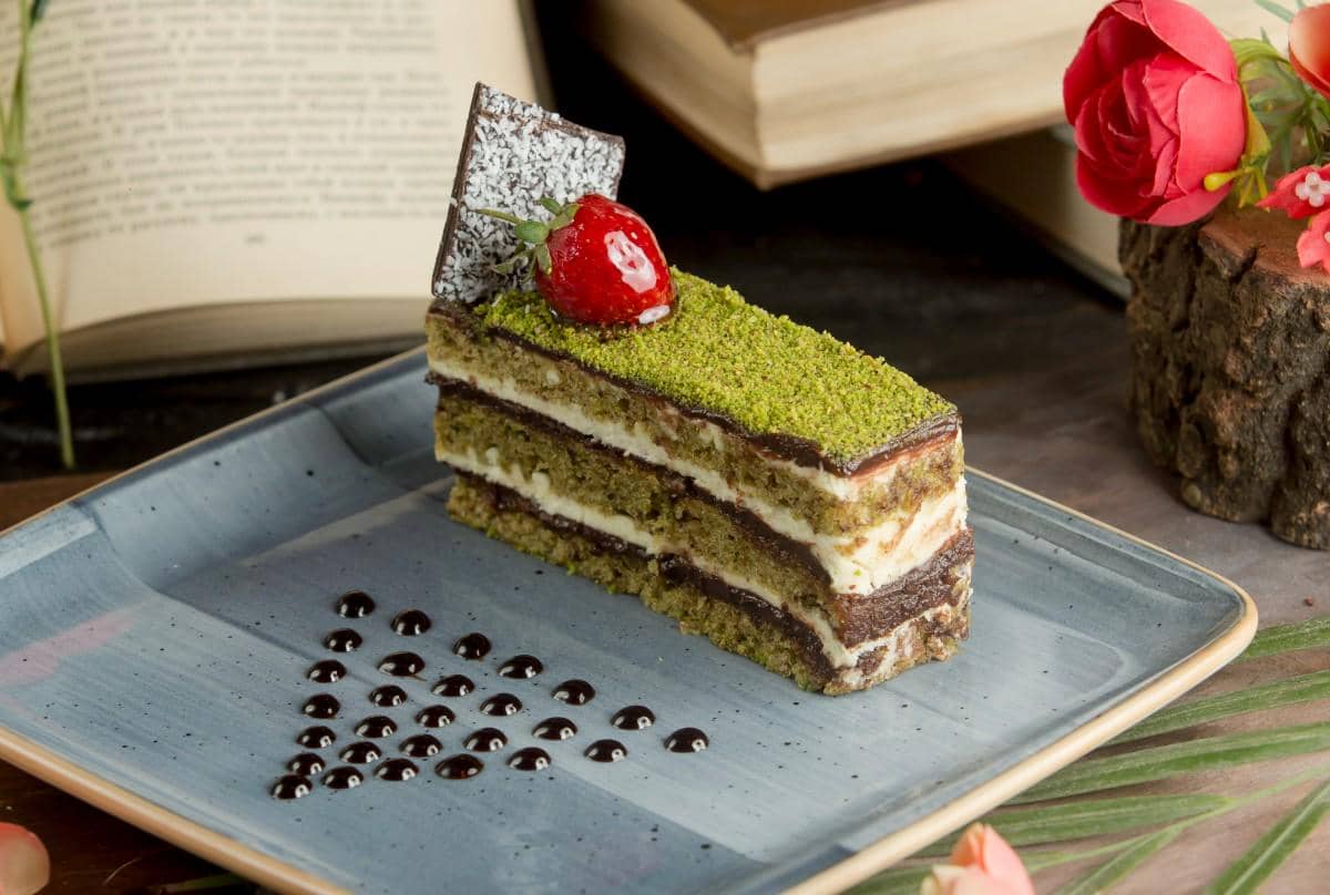 ilustrasi lapis legit chocolate pistachio