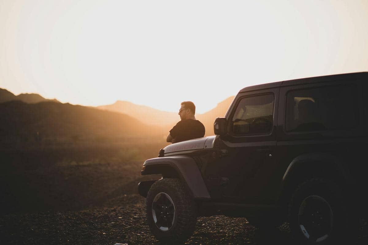 ilustrasi pria off-roader