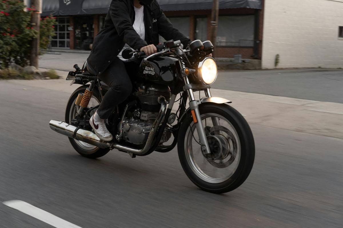 ilustrasi orang mengendarai sepeda motor