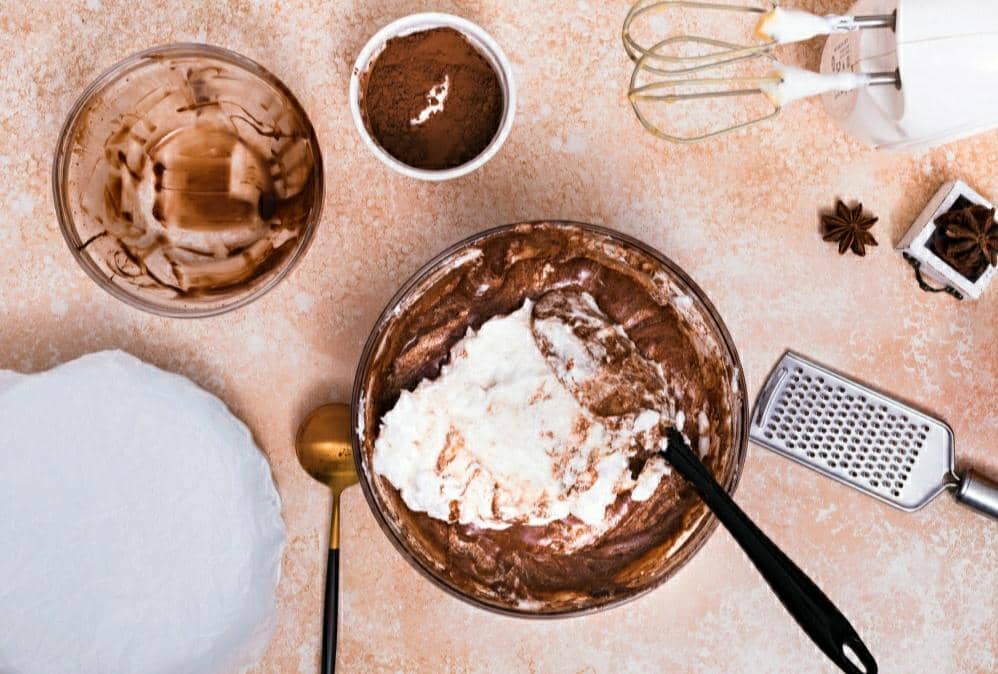 ilustrasi mengaduk cokelat dan whipped cream