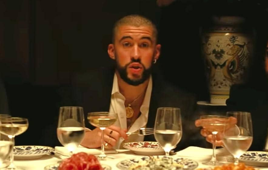 Bad Bunny dalam video musik "MONACO"