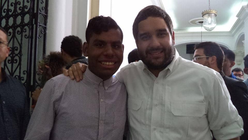 Nicolas Maduro Guerra sedang berfoto dengan seseorang.