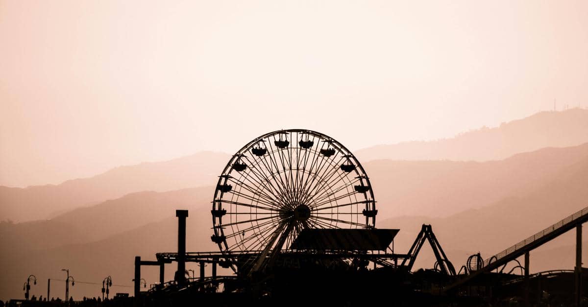 Ilustrasi bianglala (https://www.pexels.com/Benjamin%20Farren)