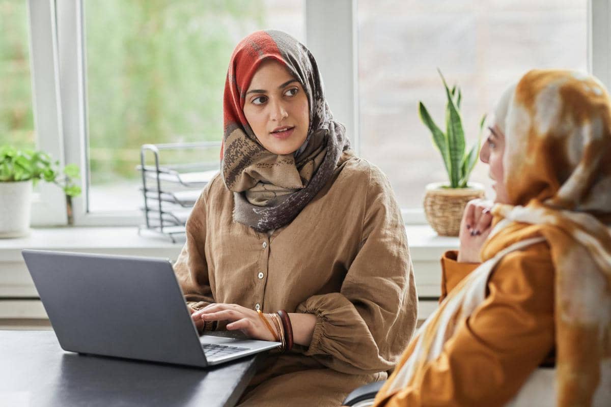 Mengobrol dengan teman kantor
