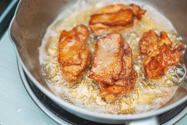 ilustrasi menggoreng ayam 