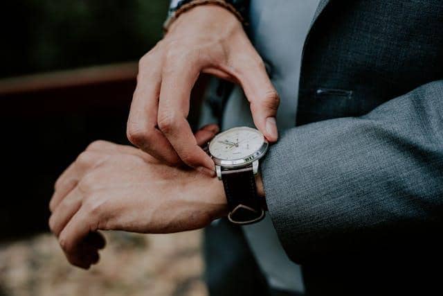 ilustrasi jam tangan pria 