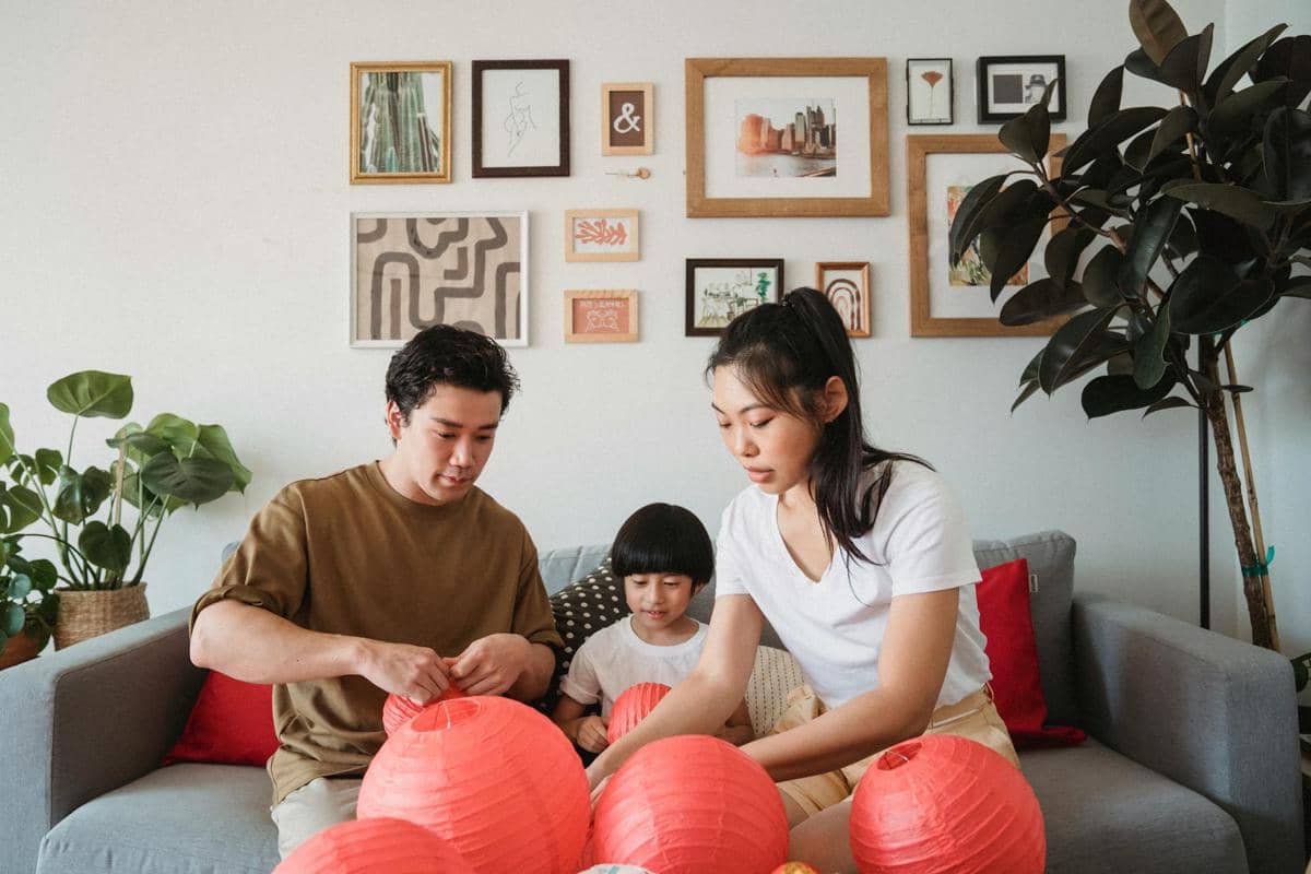 keluarga Asia menata rumah