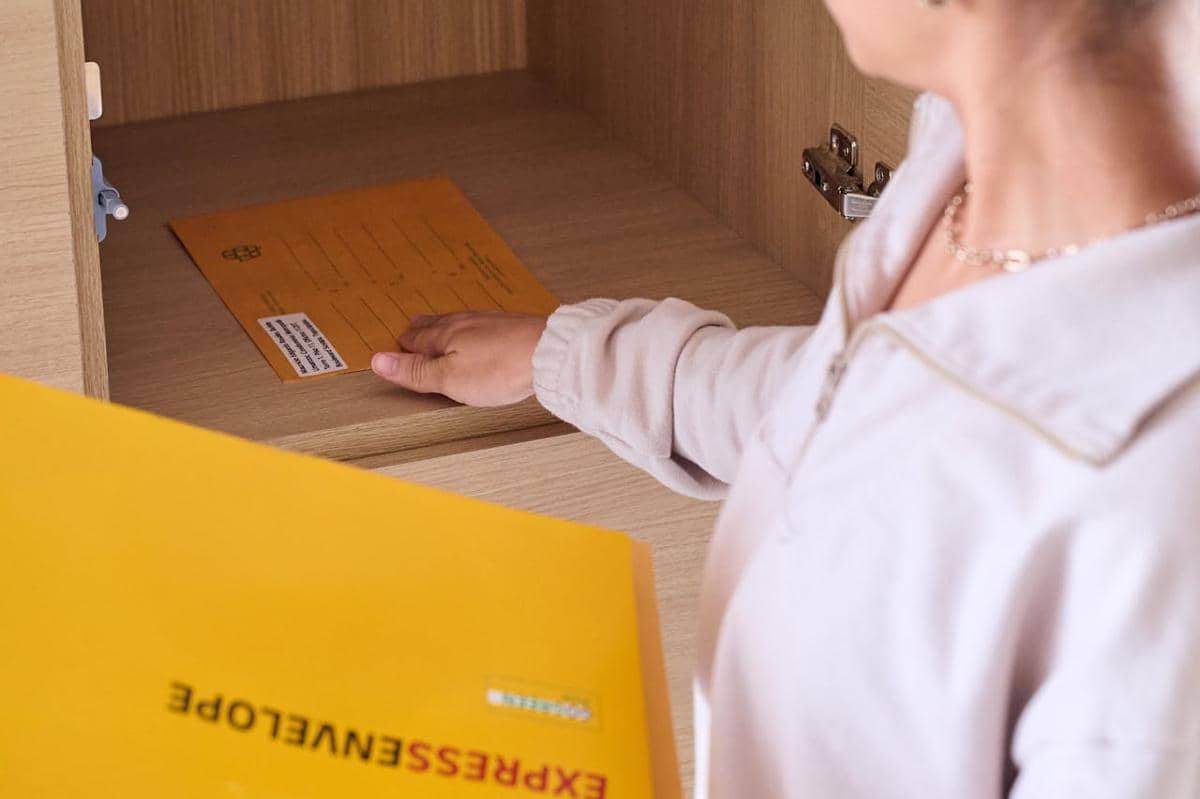 ilustrasi menyimpan dokumen