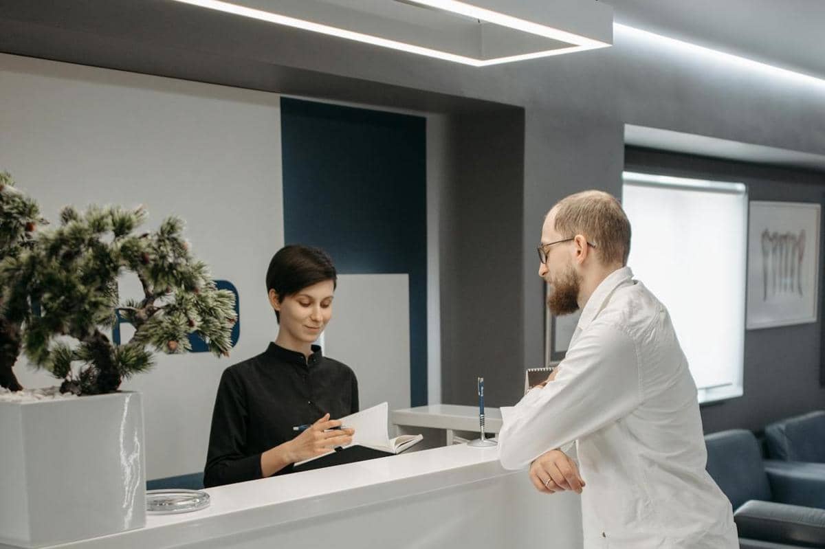 ilustrasi shio Babi dikenal ramah yang sesuai bekerja di bidang pelayanan 