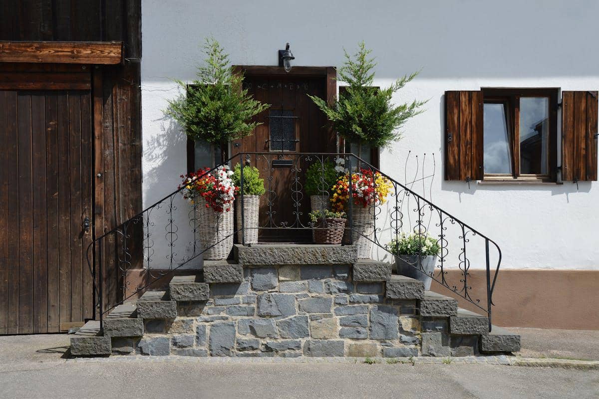 ilustrasi pintu utama atau pintu masuk depan