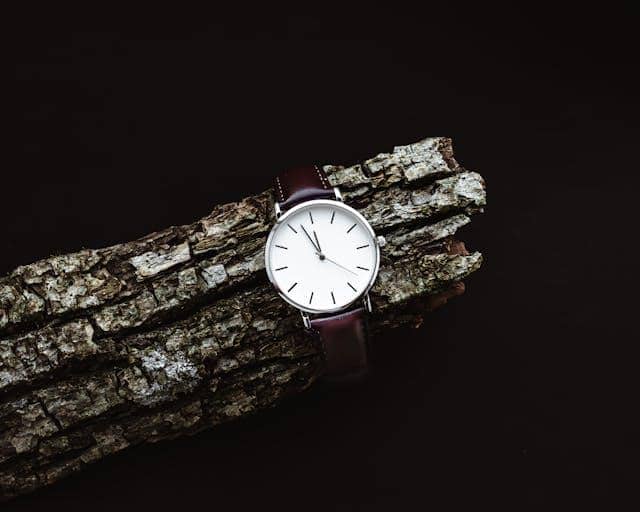 ilustrasi jam tangan pria 