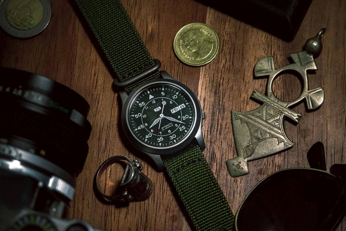 ilustrasi jam tangan pria 