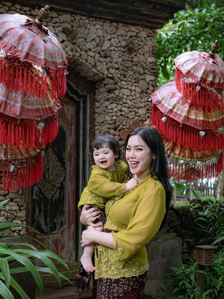Hagia anak Jessia Iskandar pakai kebaya Bali