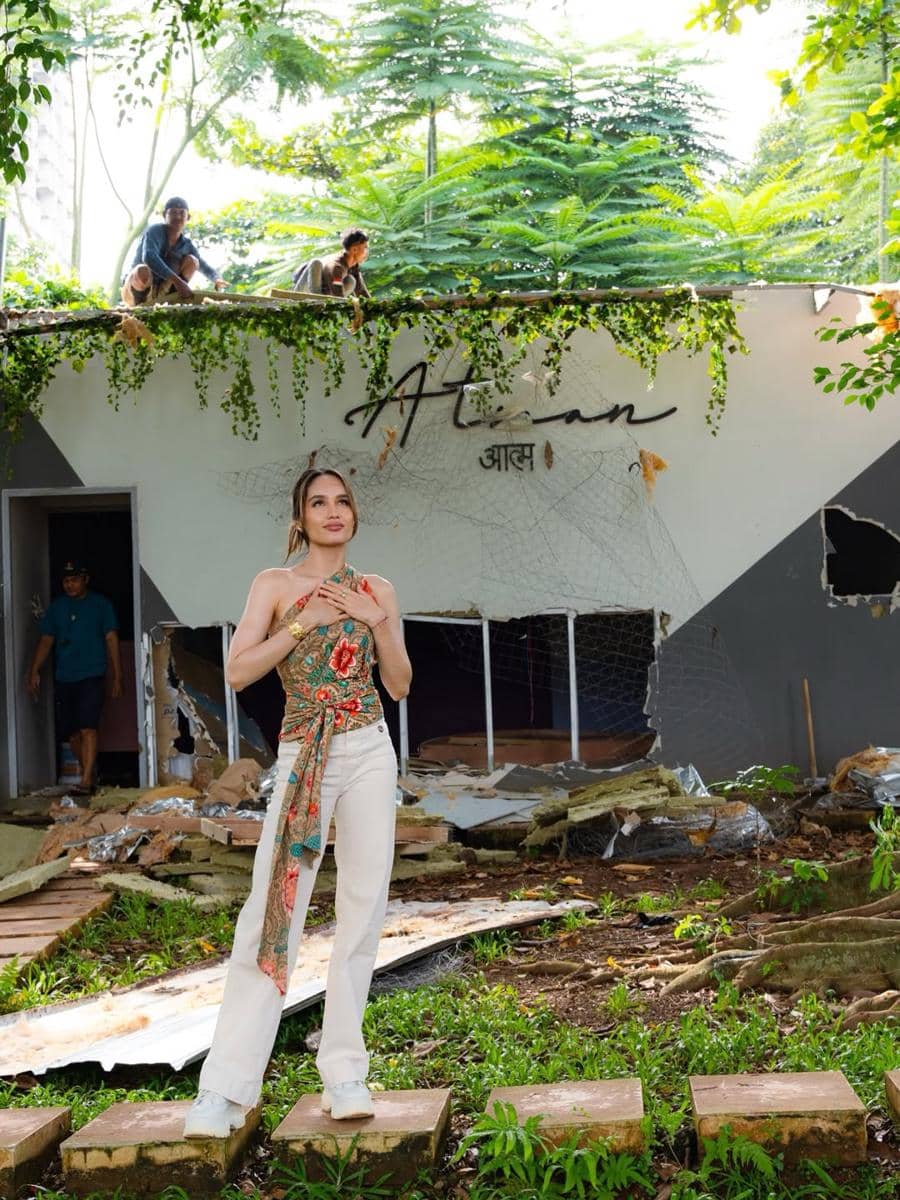 Cinta Laura menunjukkan kantor pribadinya