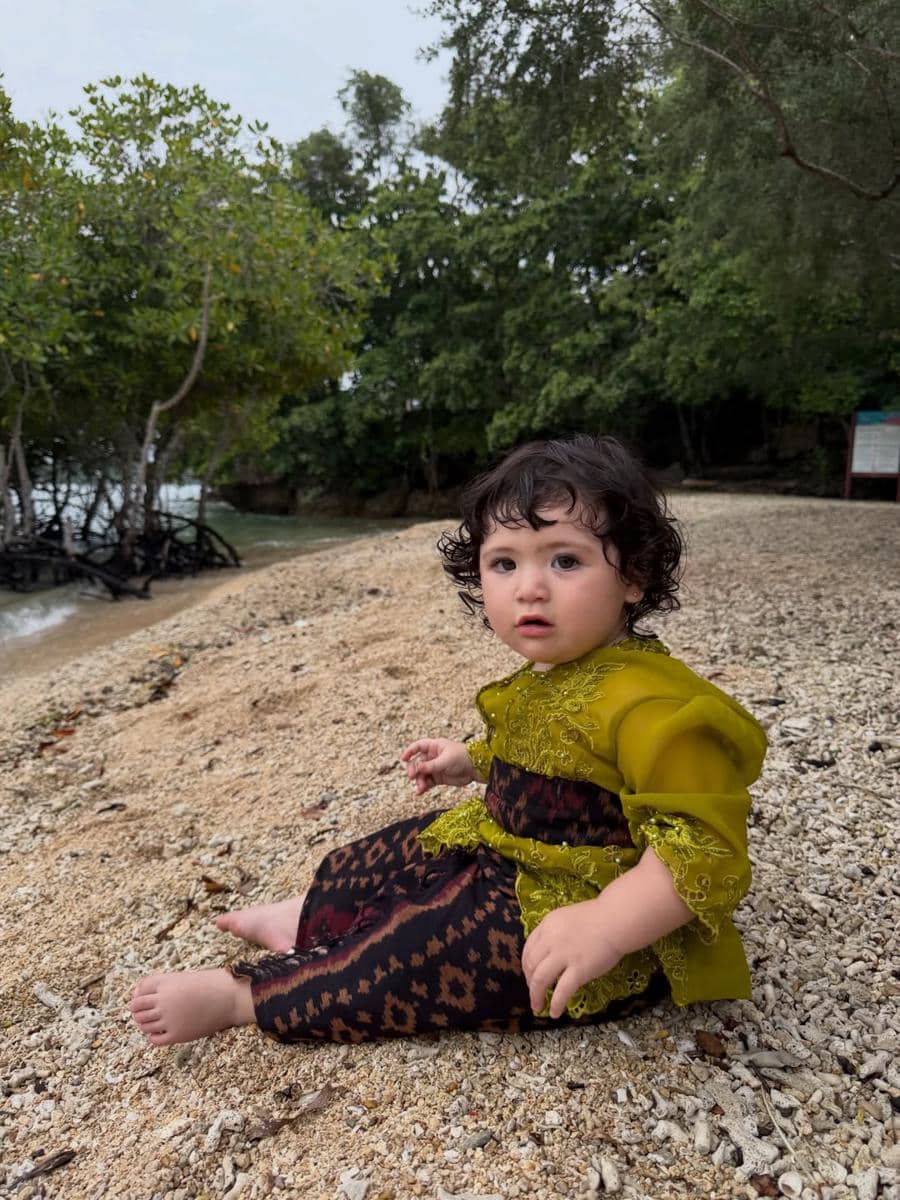Hagia anak Jessia Iskandar pakai kebaya Bali