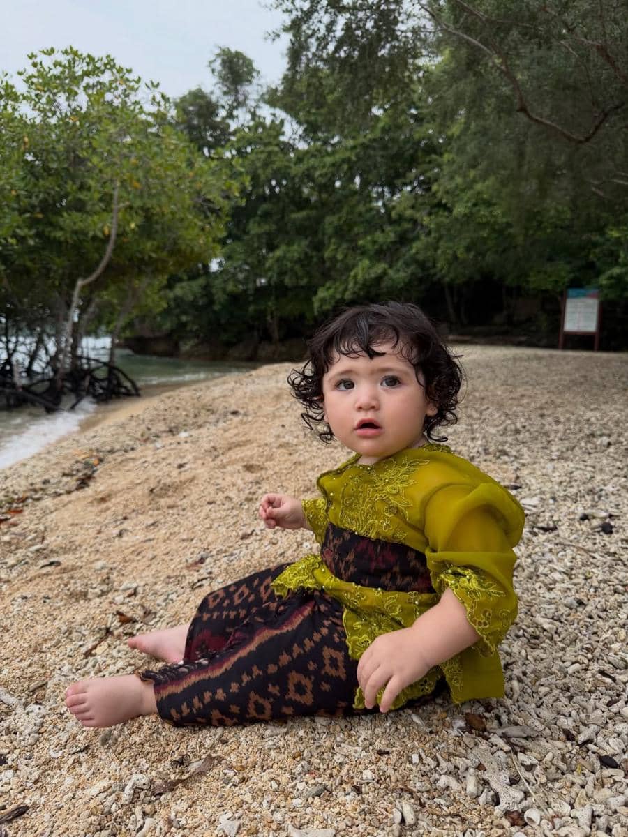 Hagia anak Jessia Iskandar pakai kebaya Bali