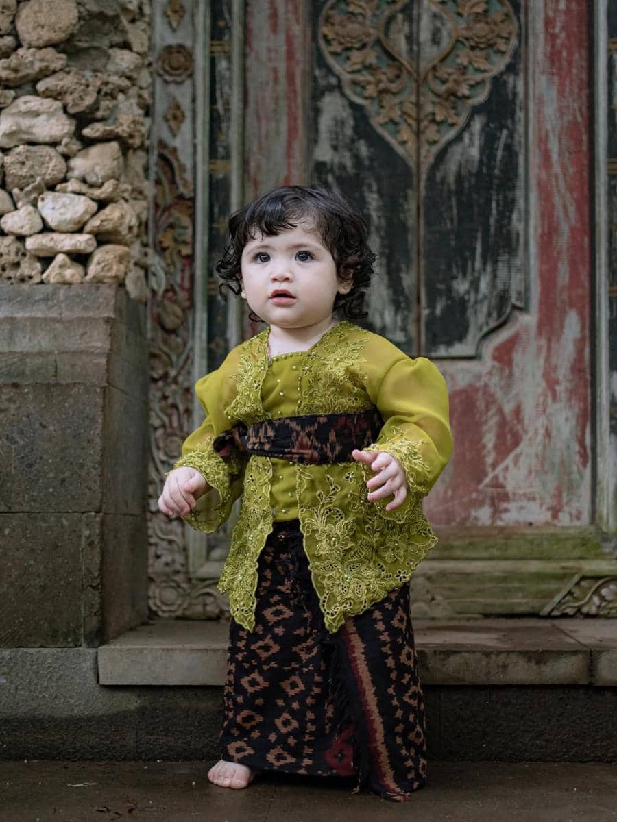Hagia anak Jessia Iskandar pakai kebaya Bali