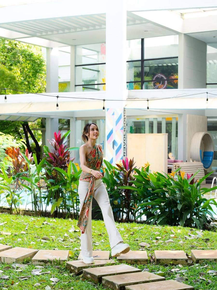 Cinta Laura menunjukkan kantor pribadinya