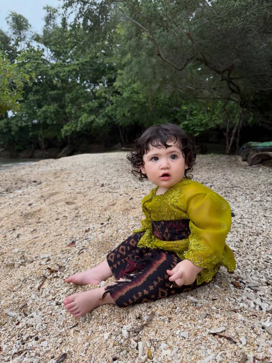 Hagia anak Jessia Iskandar pakai kebaya Bali