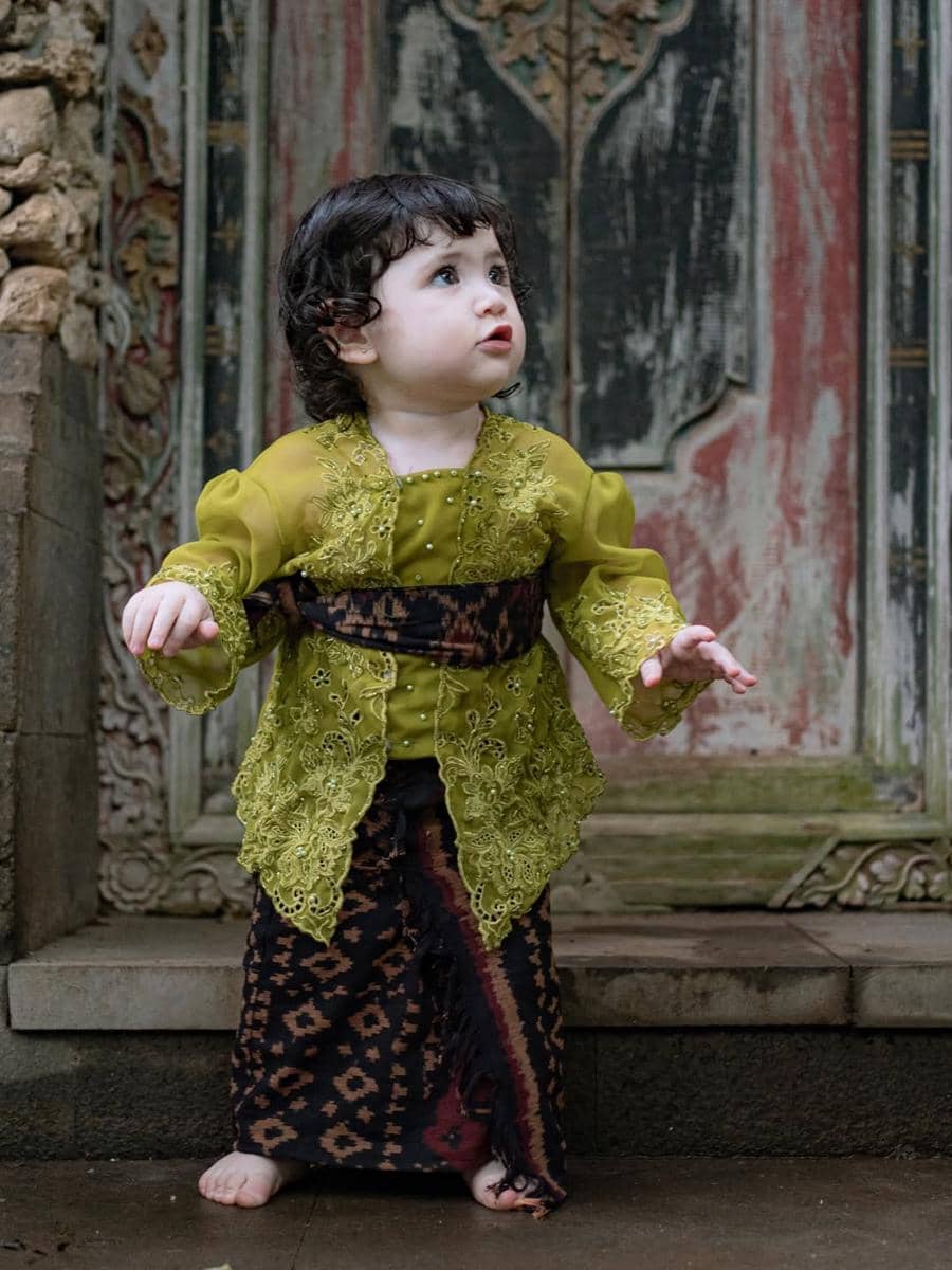 Hagia anak Jessia Iskandar pakai kebaya Bali