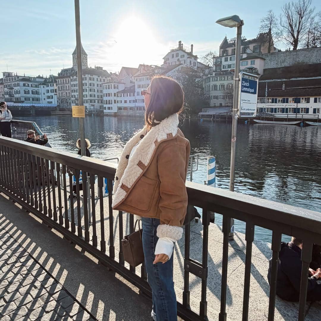 Jennifer Bachdim jalan-jalan di Switzerland bareng sahabat.