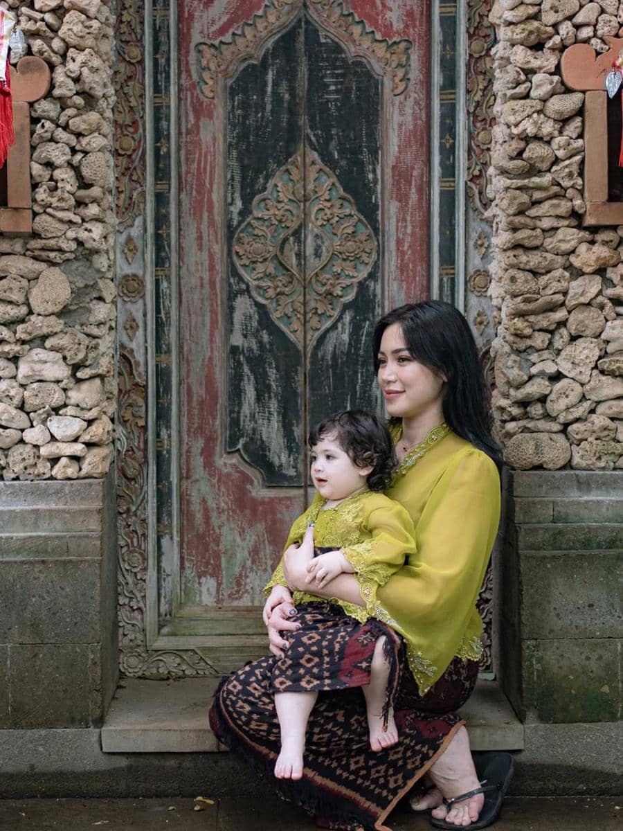 Hagia anak Jessia Iskandar pakai kebaya Bali