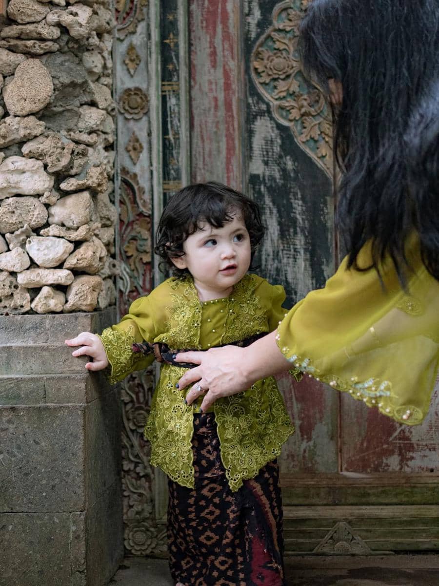 Hagia anak Jessia Iskandar pakai kebaya Bali