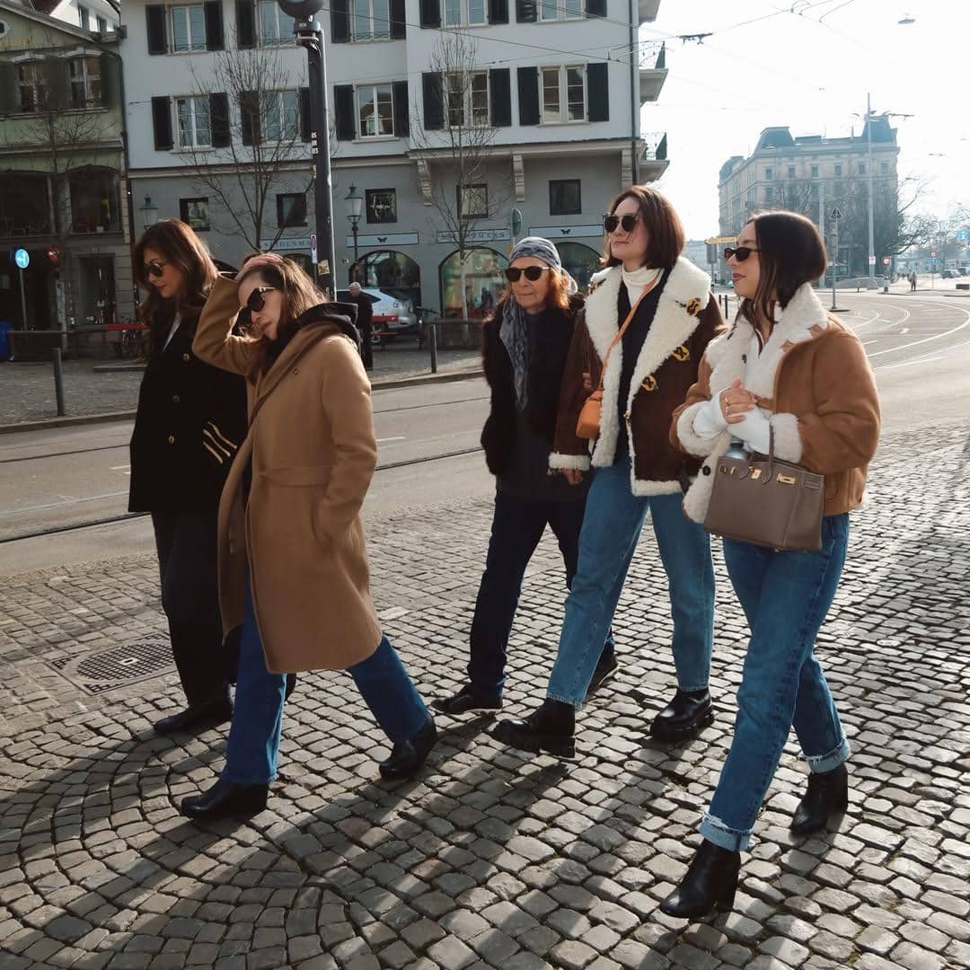 Jennifer Bachdim jalan-jalan di Switzerland bareng sahabat.