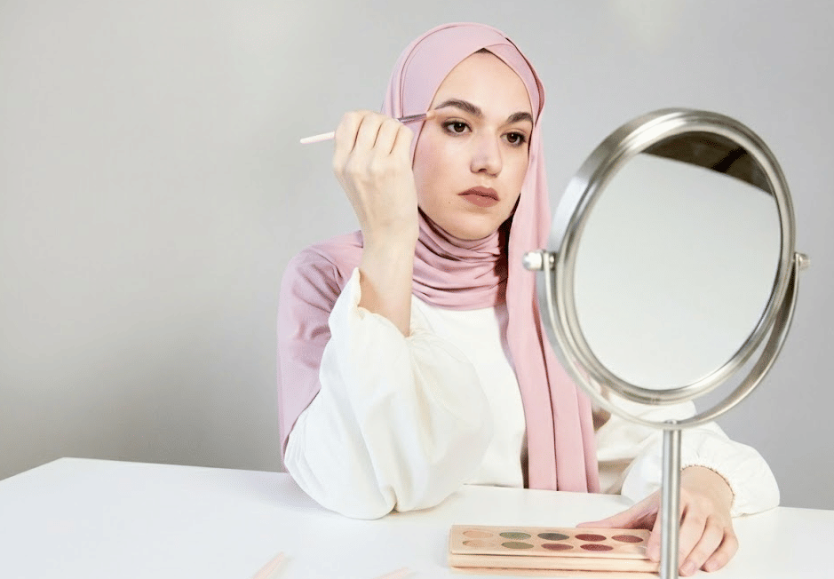 Ilustrasi wanita sedang mengaplikasikan make up