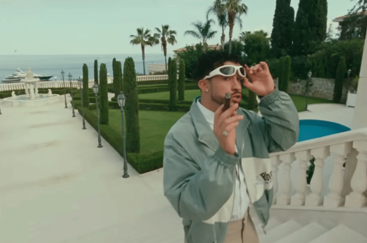 Bad Bunny dalam video musik "MONACO"